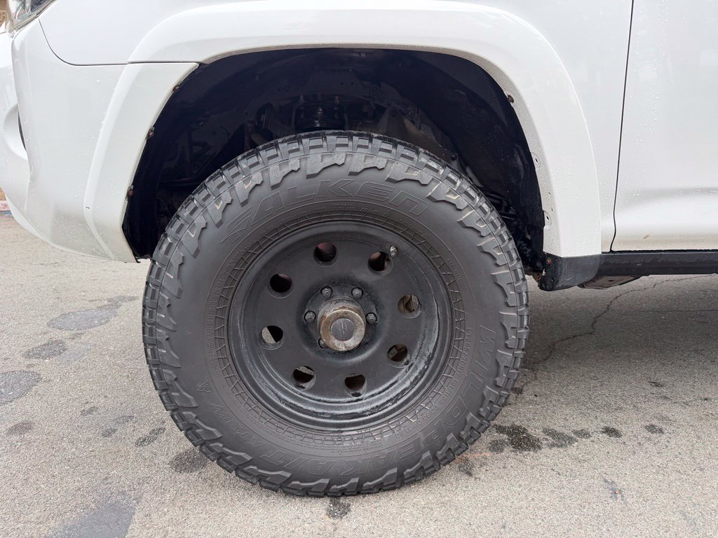 Used 2015 White Toyota SR5 image 6