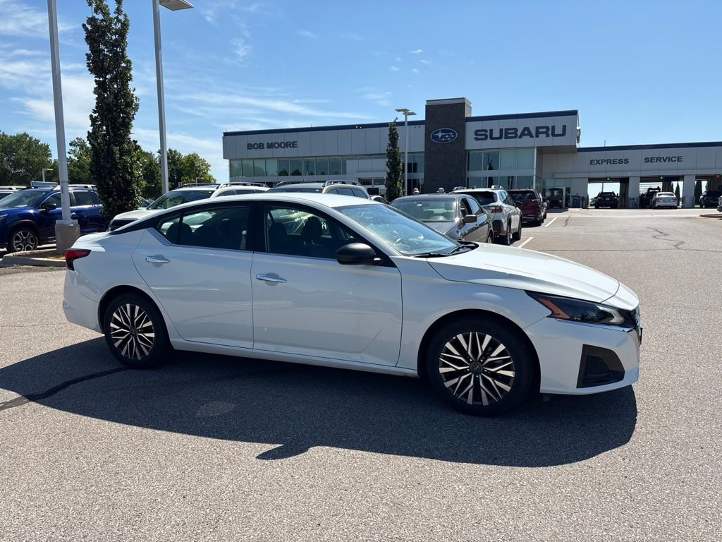 Used 2025 White Nissan 2.5 SV image 1