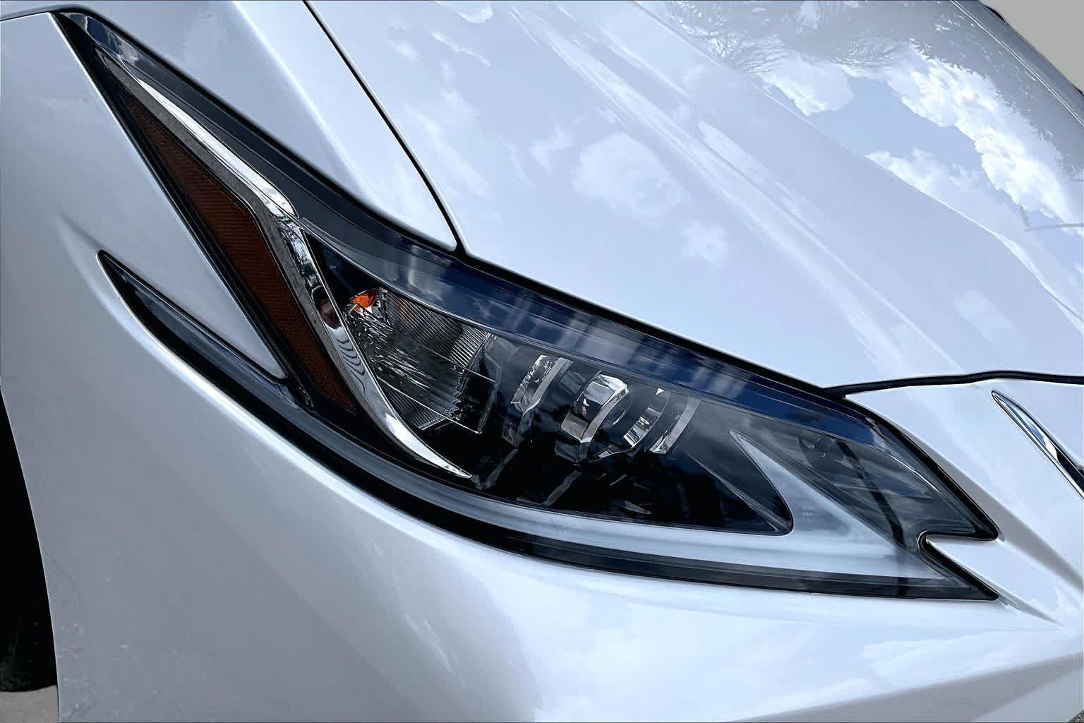 Used 2025 Eminent White Pearl Lexus  image 28