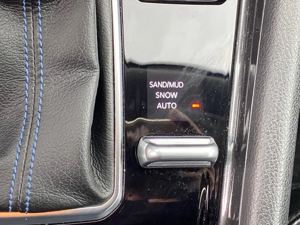 Used 2022 Granite Crystal Metallic Clearcoat Jeep Latitude image 14