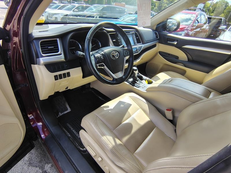 Used 2015 Red Toyota XLE V6 image 11