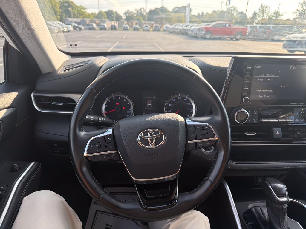 Used 2021 White Toyota LE image 10