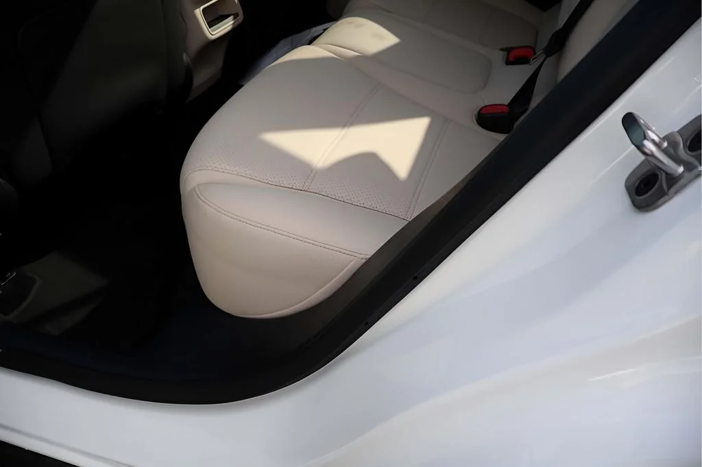 Used 2025 Polar White Mercedes-Benz GLC 350e image 21