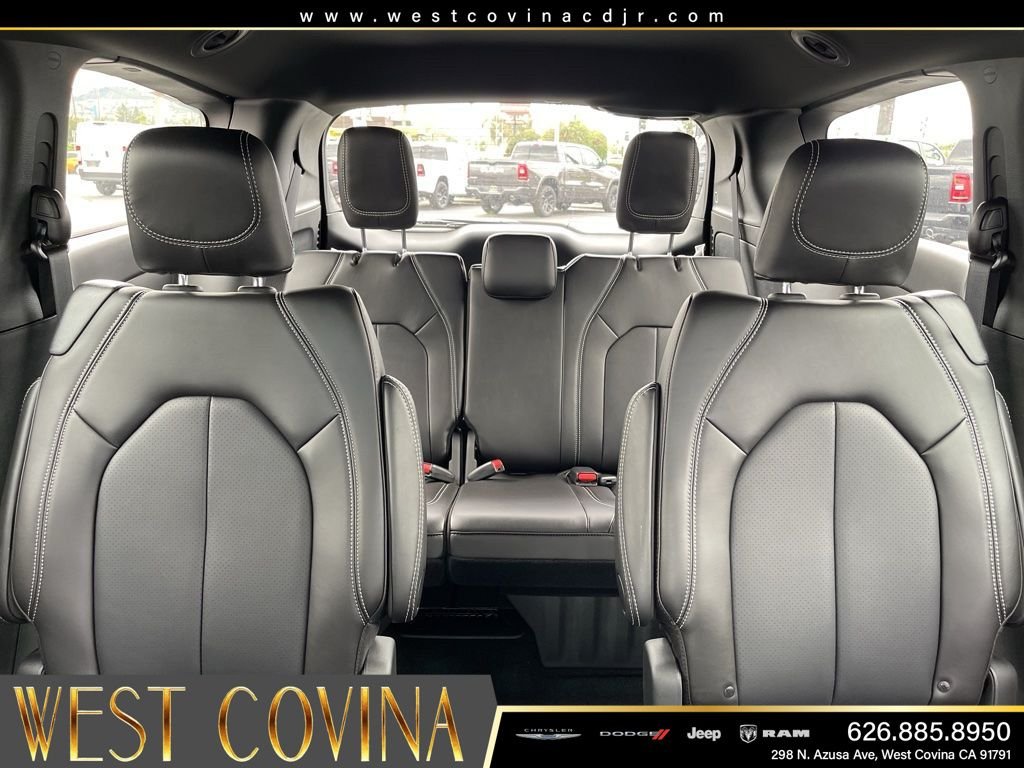 New 2026 Diamond Black Crystal Pearl-Coat Exterior Paint Chrysler Select image 16