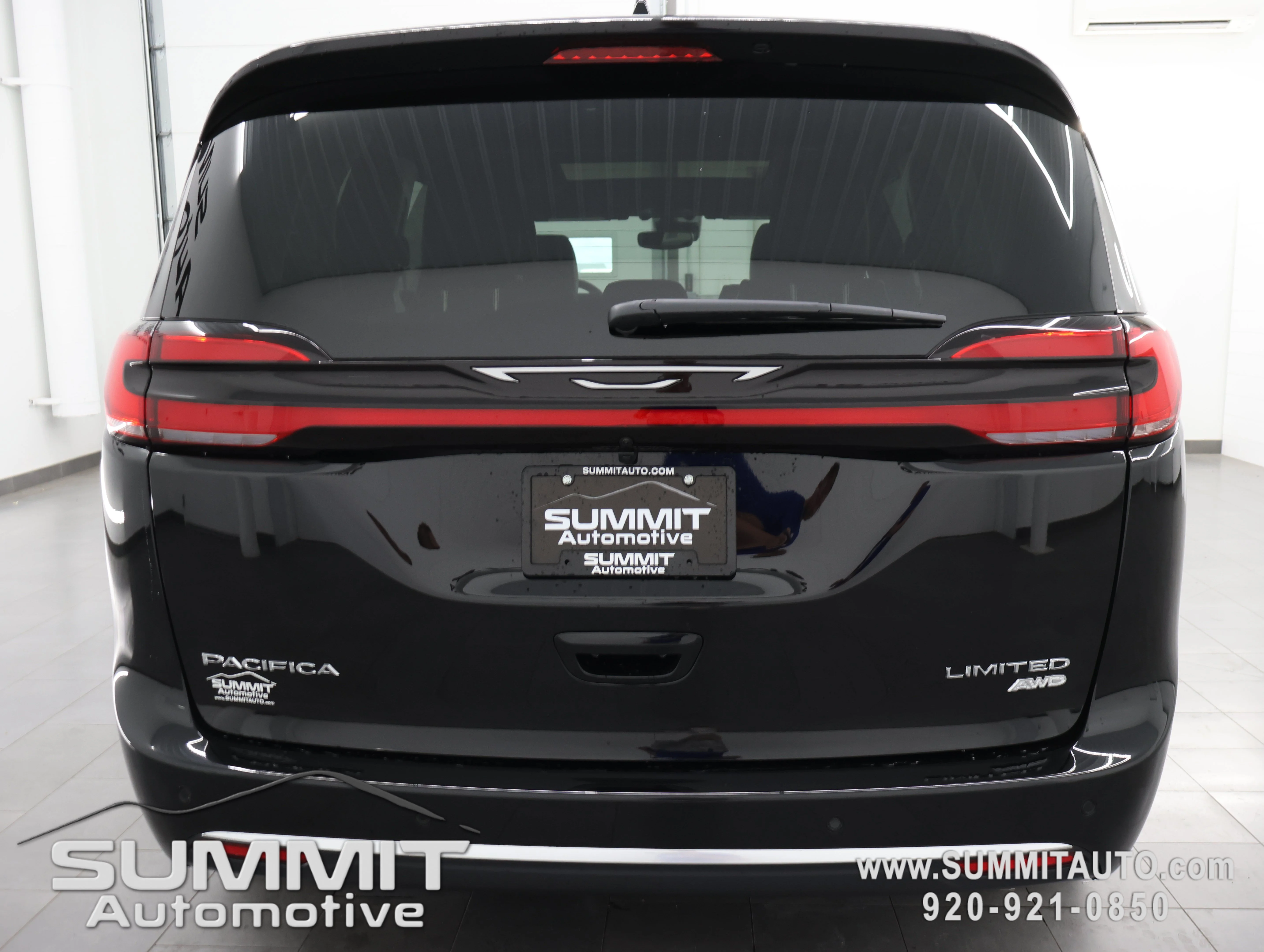 New 2027 Diamond Black Crystal Pearl-Coat Exterior Paint Chrysler Limited image 32