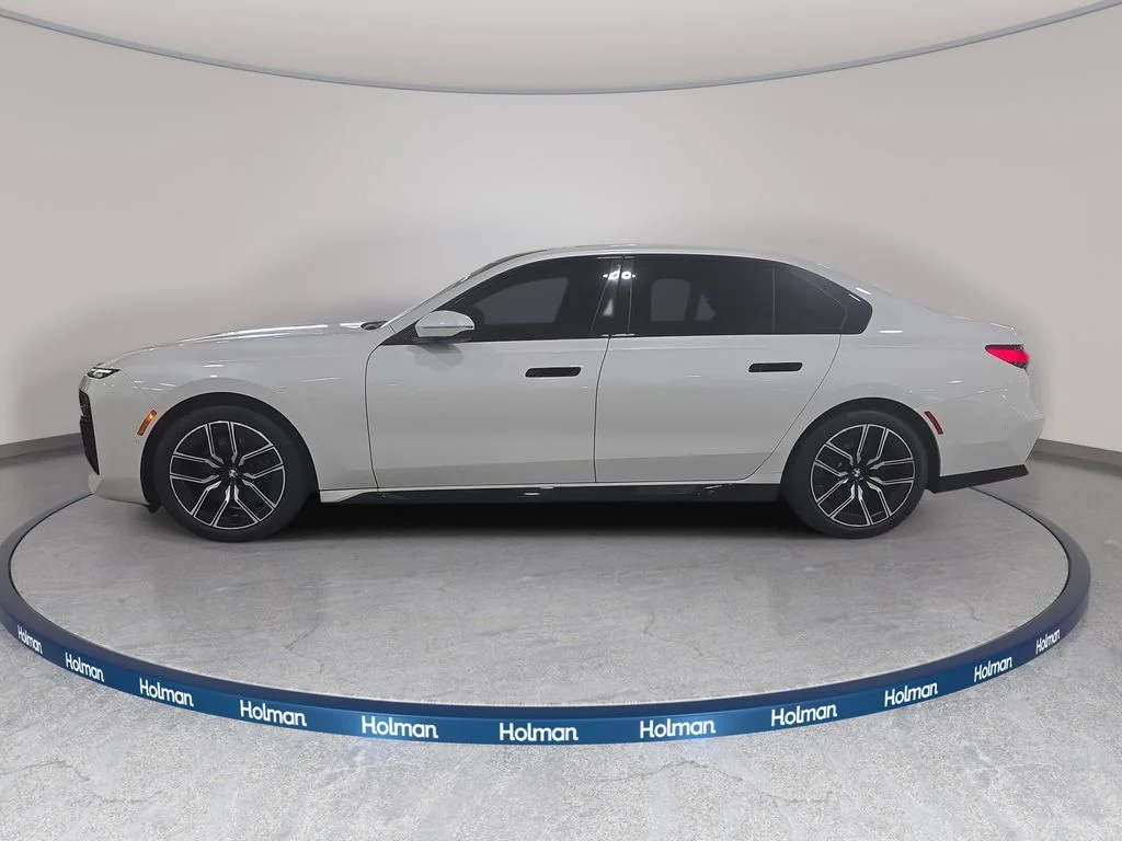 Used 2023 White Metallic BMW 740i image 9
