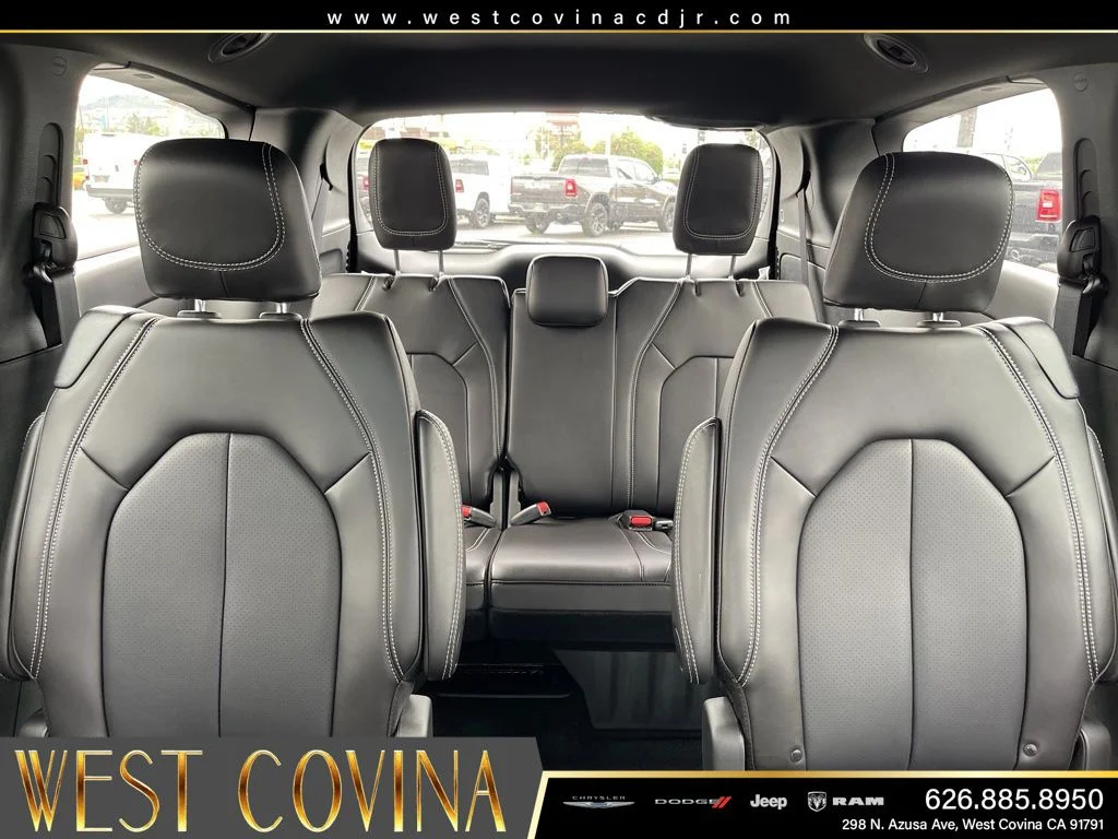 New 2026 Diamond Black Crystal Pearl-Coat Exterior Paint Chrysler Select image 16