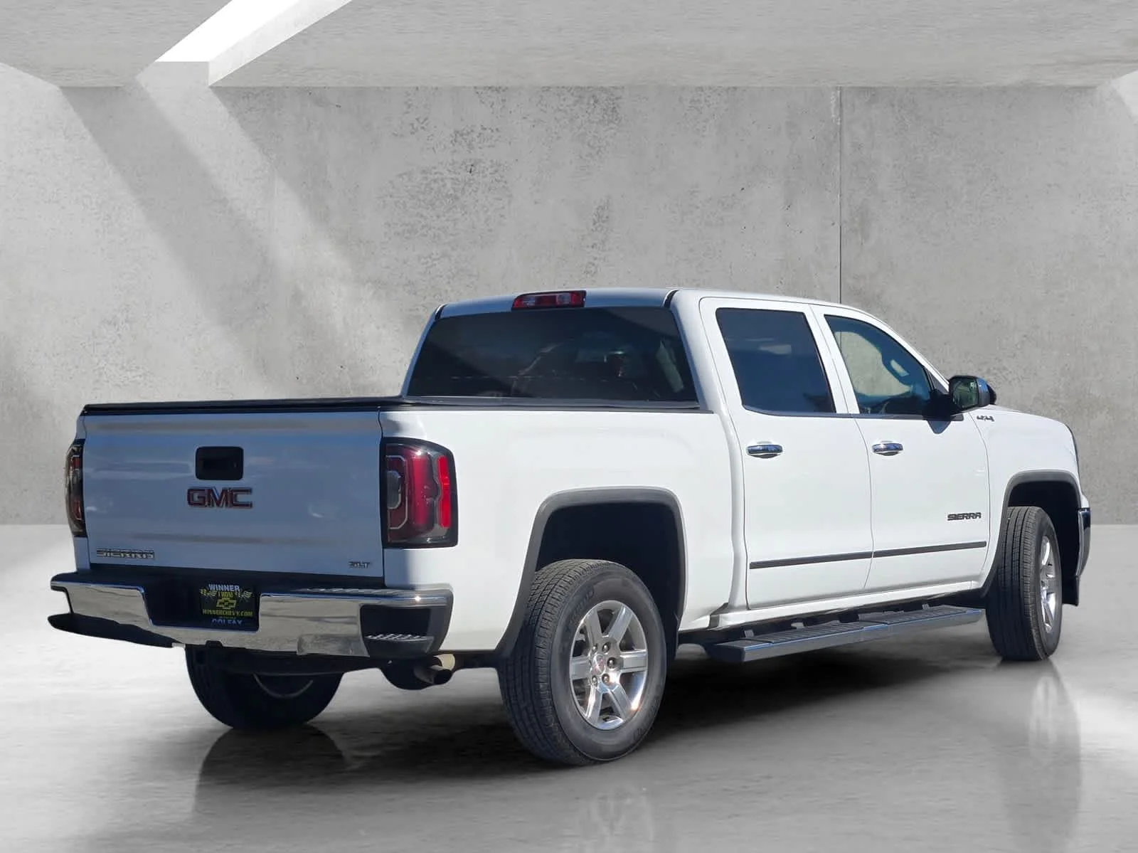 Used 2018 SUMMIT WHITE GMC SLT image 4