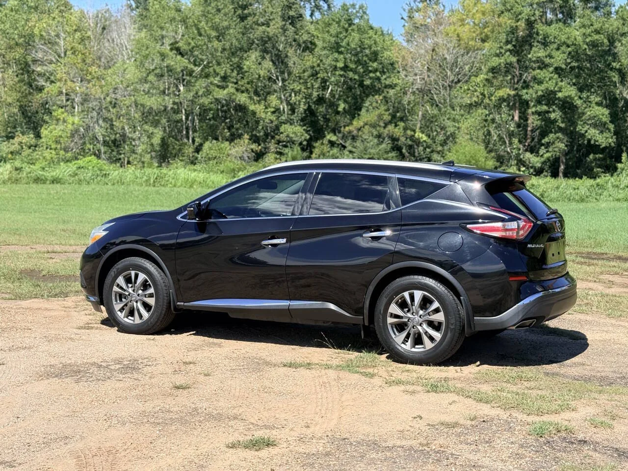 Used 2016 Black Nissan SL 4dr SUV image 3