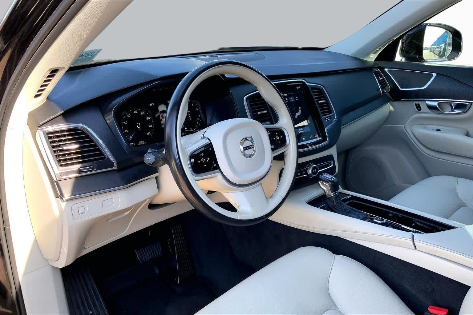 Used 2020 Onyx Black Metallic Volvo Momentum image 19
