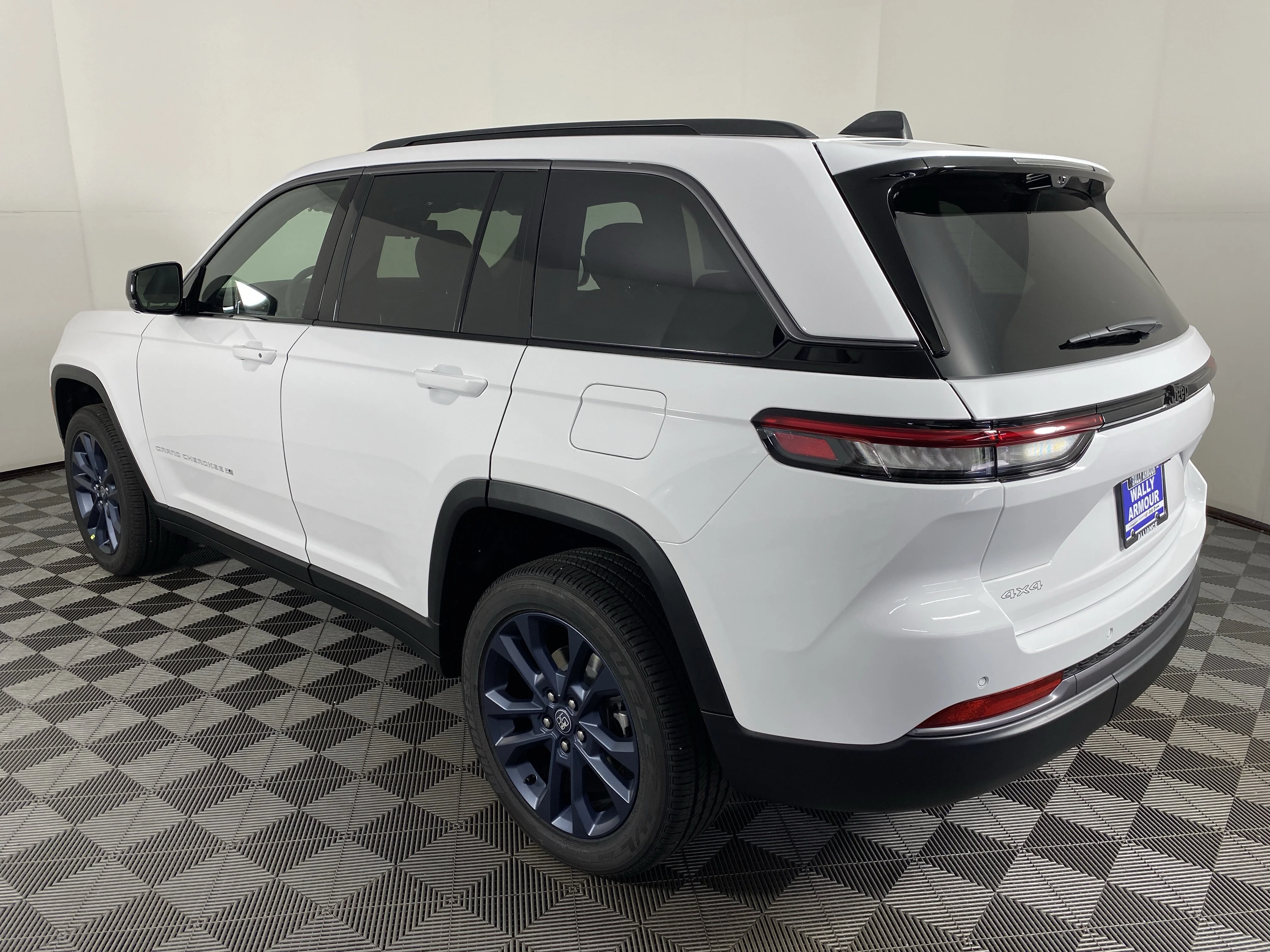 New 2026 Bright White Clear-Coat Exterior Paint Jeep  image 10