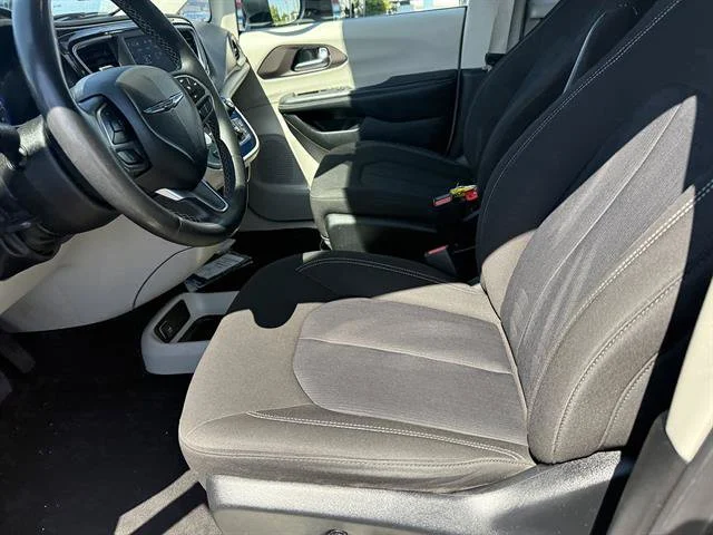 2023 Chrysler Voyager LX - Photo 11