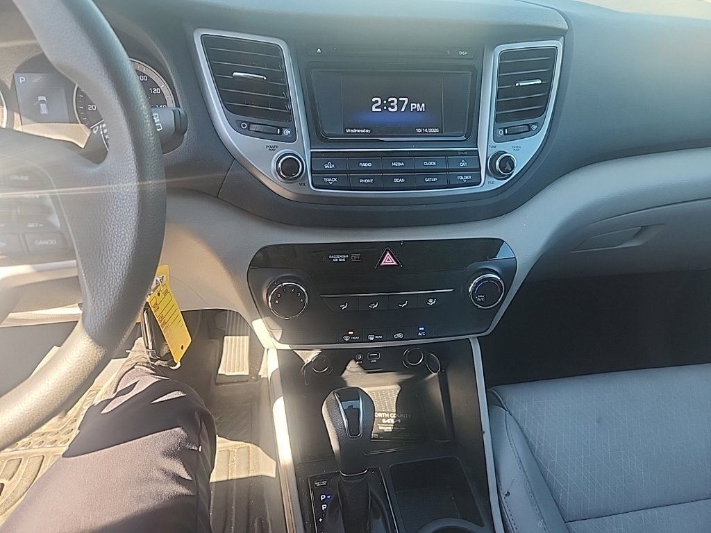 Used 2017 Winter White Hyundai SE image 23