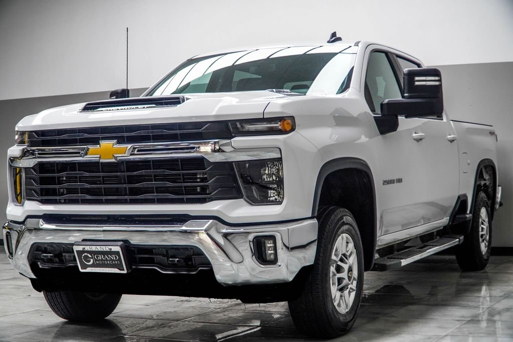 Used 2025 White Chevrolet LT image 8