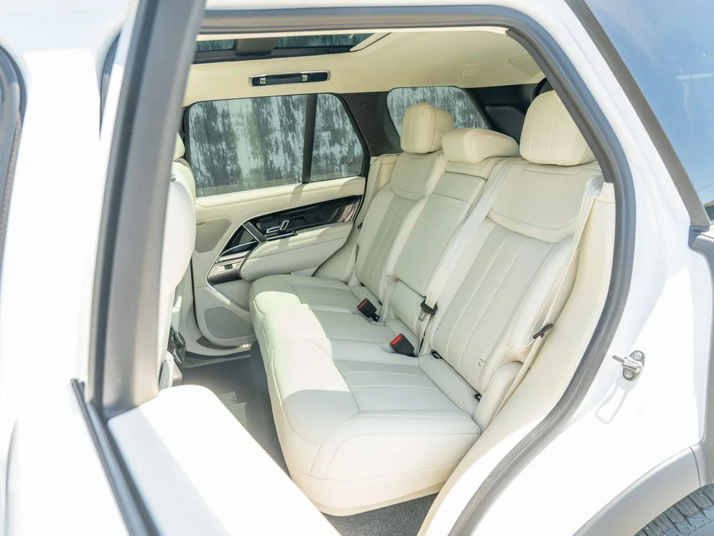 Used 2025 White Land Rover SE image 36