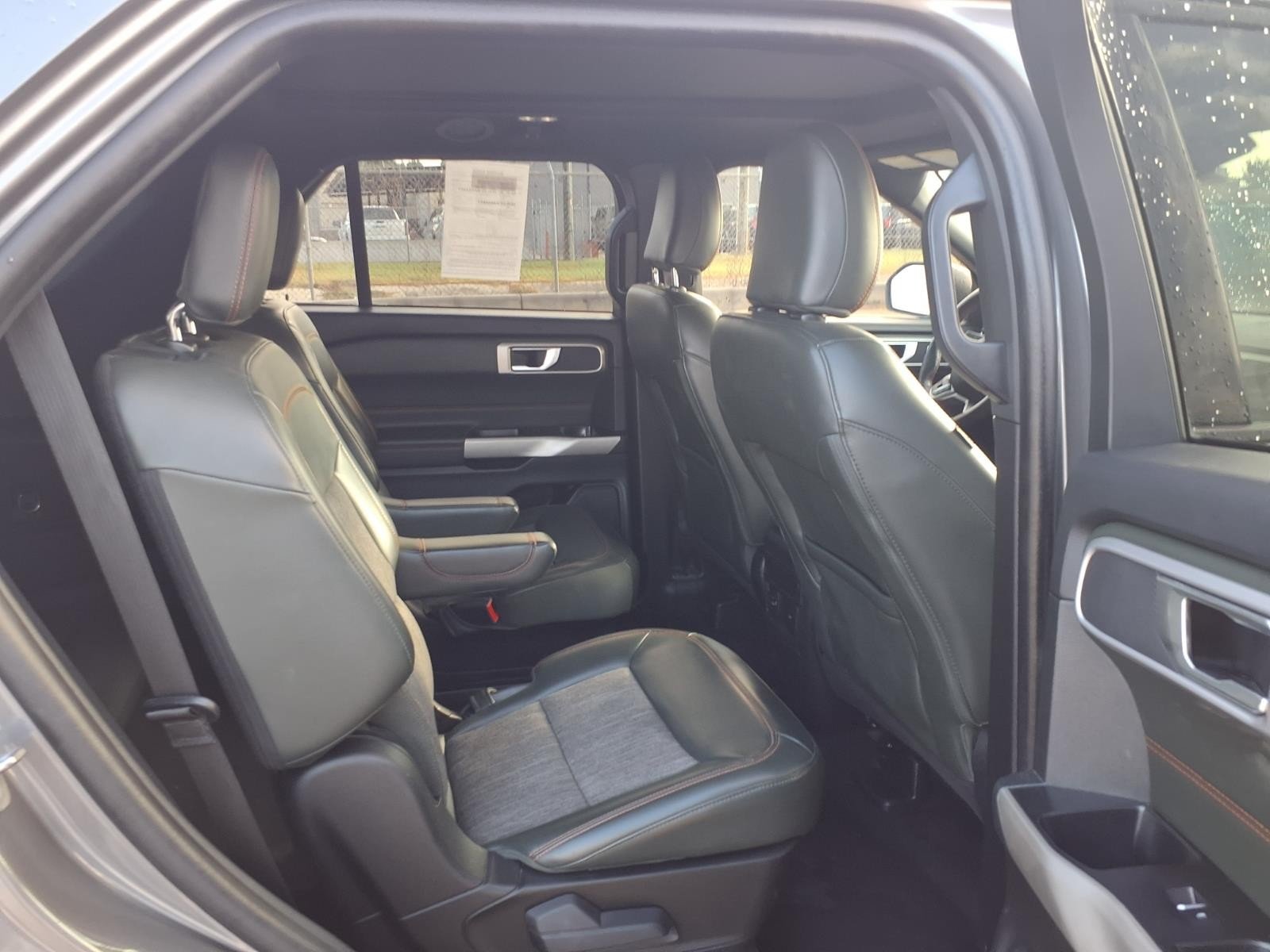2022 Ford Explorer photo 14 of 27