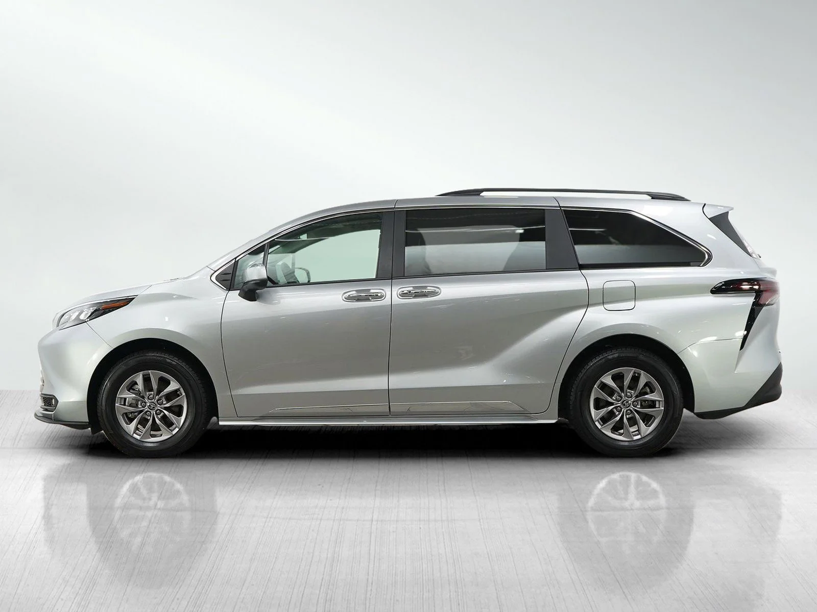 Used 2025 Toyota Sienna XLE with VIN 5TDYRKEC6SS253220 for sale in Wayzata, Minnesota