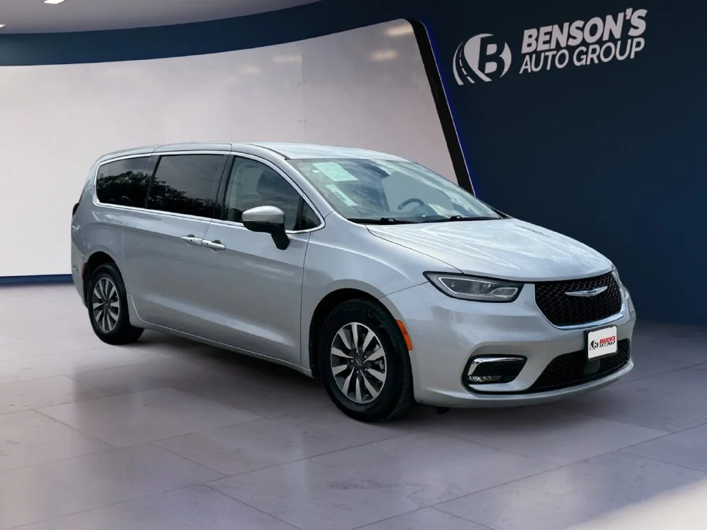 Used 2023 Silver Chrysler Touring L image 7