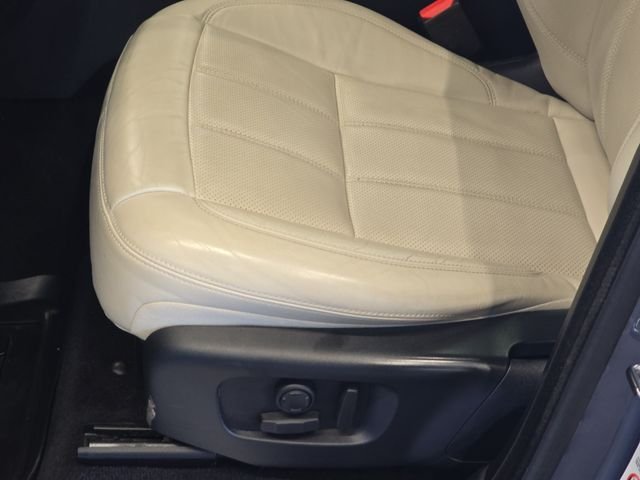Used 2019 Blue Land Rover HSE image 31