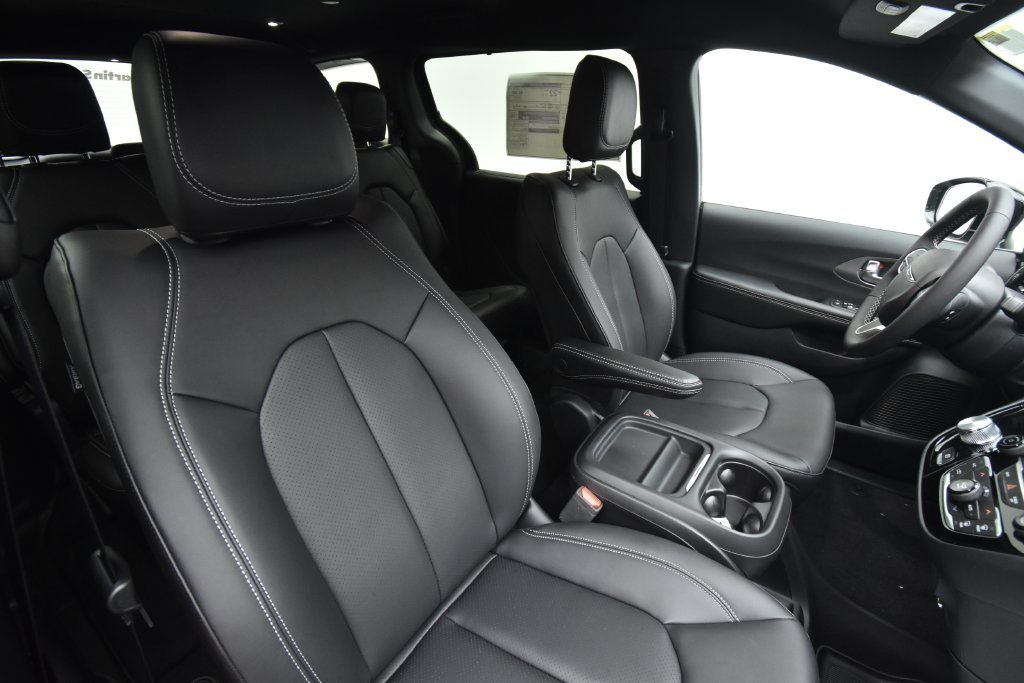 New 2027 Diamond Black Crystal Pearl-Coat Paint Chrysler Select image 16