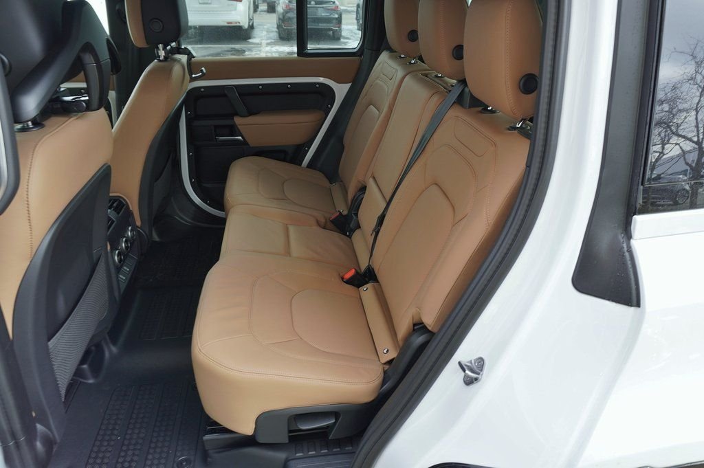 Used 2026 White Land Rover X-Dynamic SE image 34