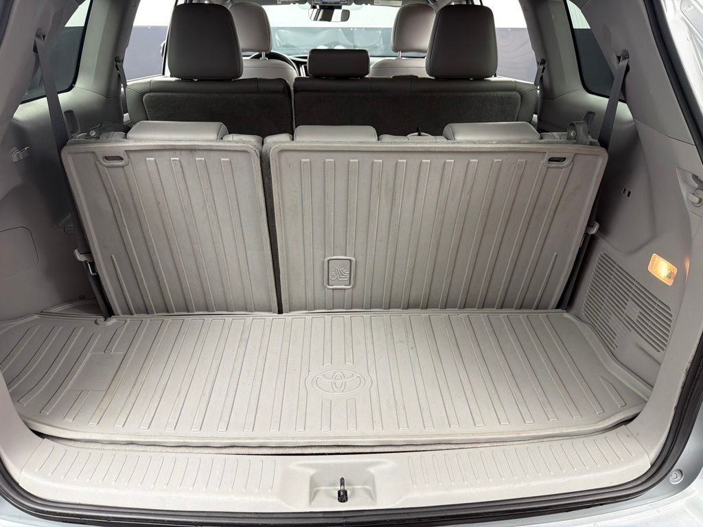 Used 2019 Silver Toyota XLE image 38
