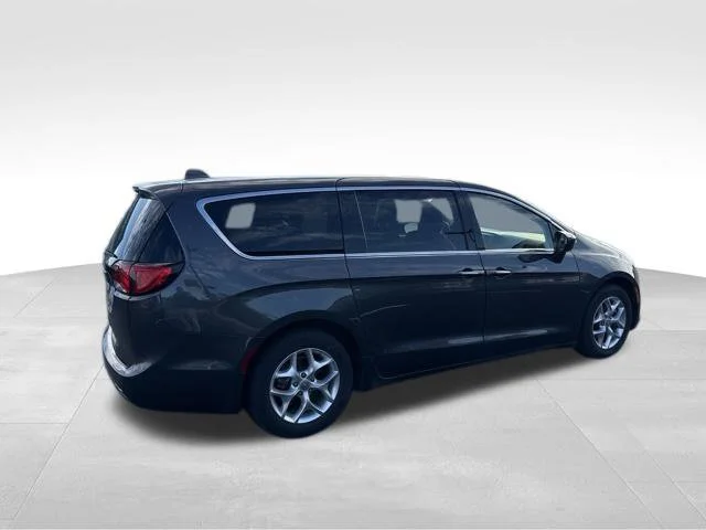 Used 2018 Gray Chrysler Touring Plus image 8