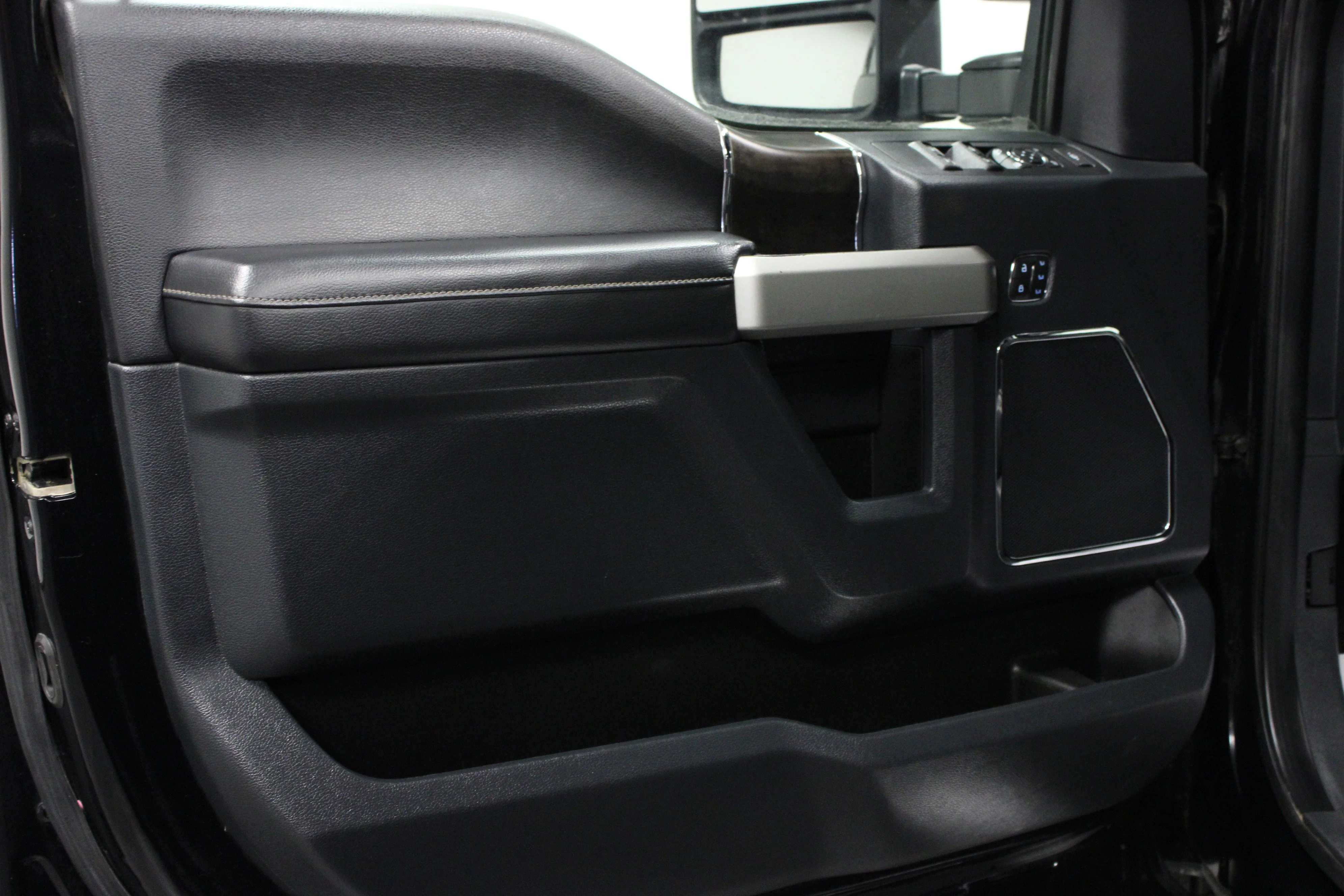 Used 2022 Agate Black Metallic Ford Lariat image 11