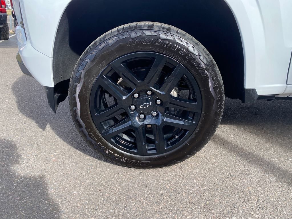 Used 2025 Summit White Chevrolet Z71 image 27