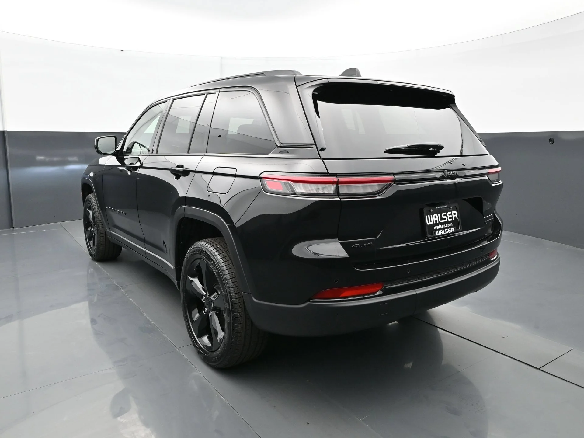 Used 2025 Diamond Black Crystal Pearlcoat Jeep Limited image 6