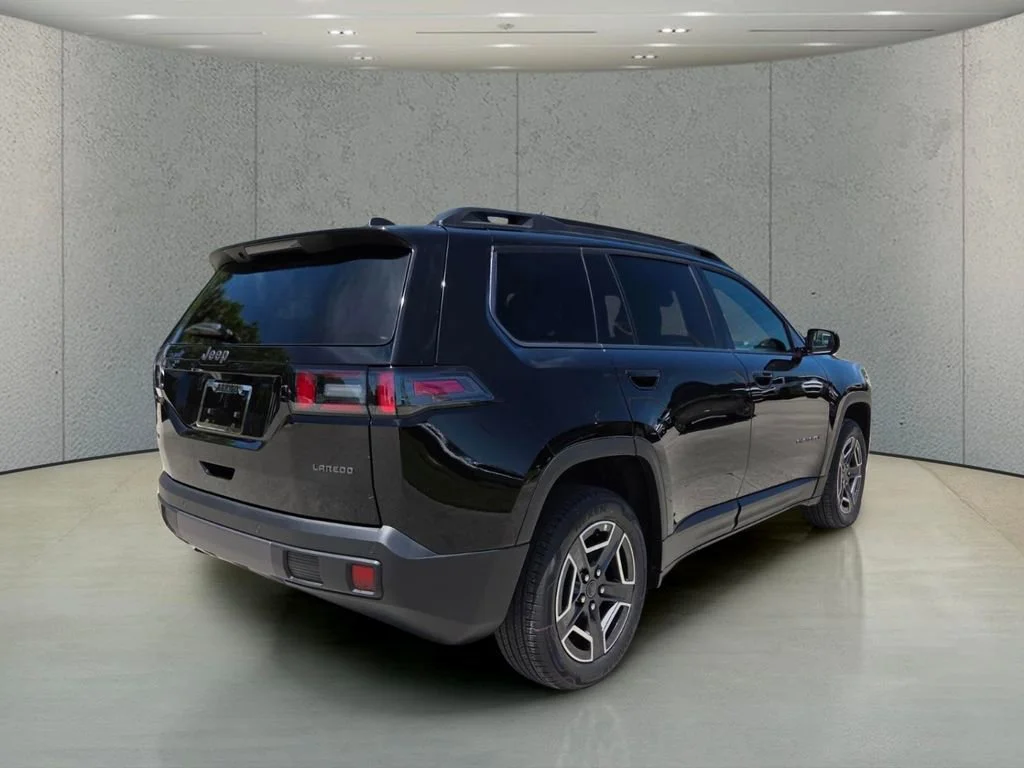 New 2026 Diamond Black Crystal Pearlcoat Jeep Laredo image 4