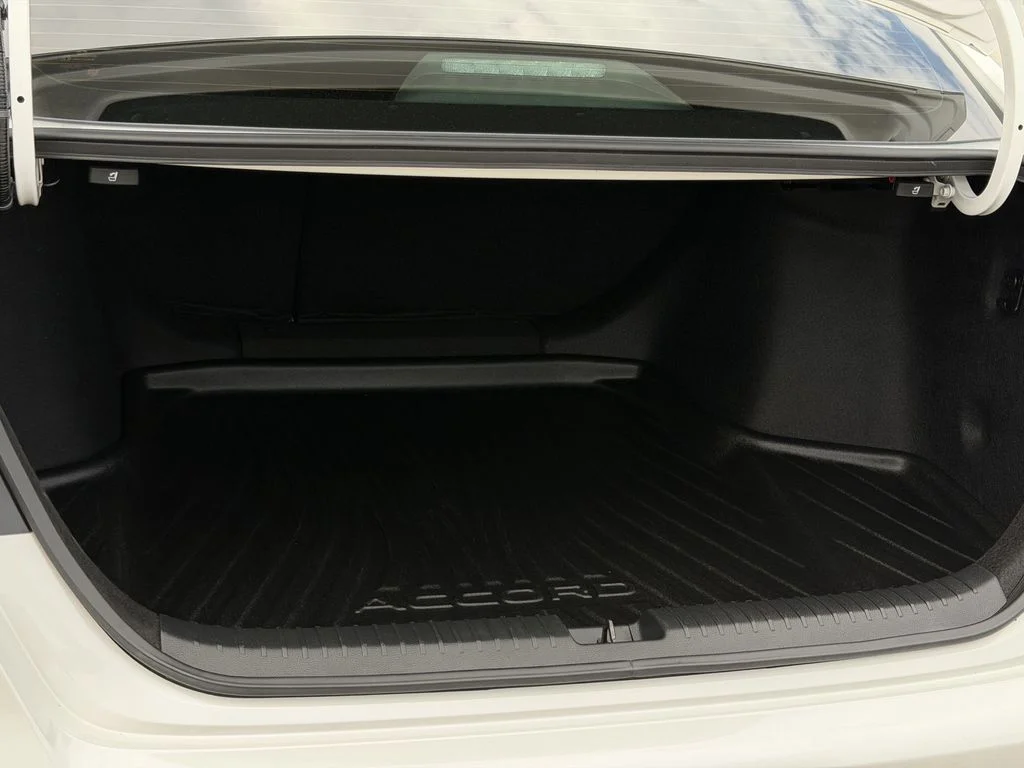 Used 2025 White Honda SE image 25