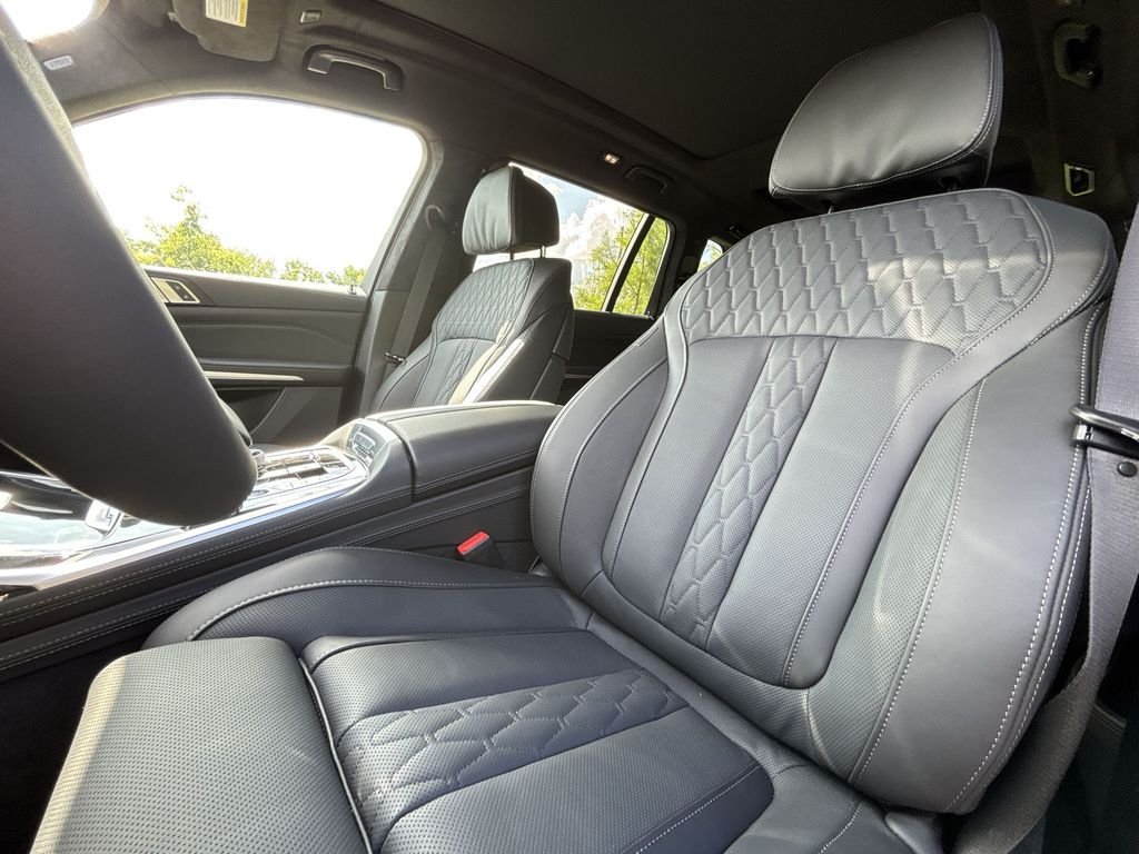 New 2026 Tanzanite Blue II Metallic BMW ALPINA XB7 image 13