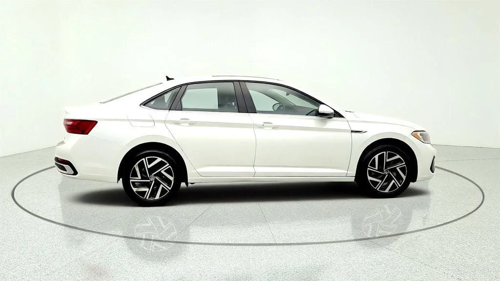 Used 2023 Opal White Pearl Volkswagen SEL Automatic image 4