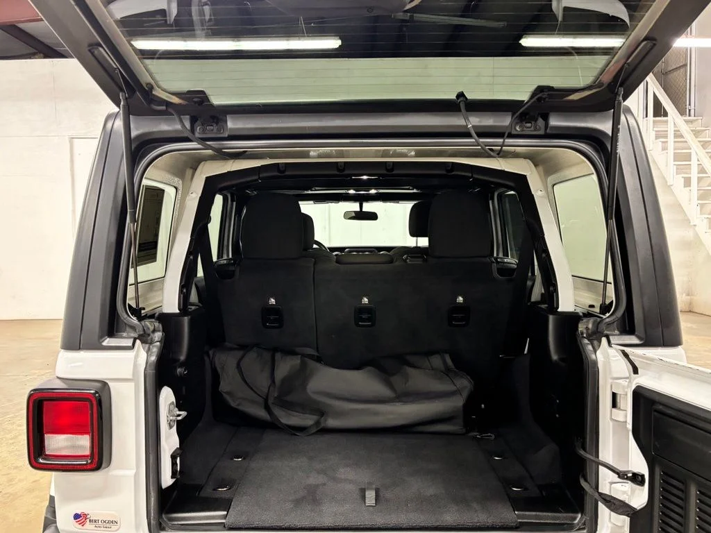 Used 2021 White Jeep Unlimited Sahara image 23