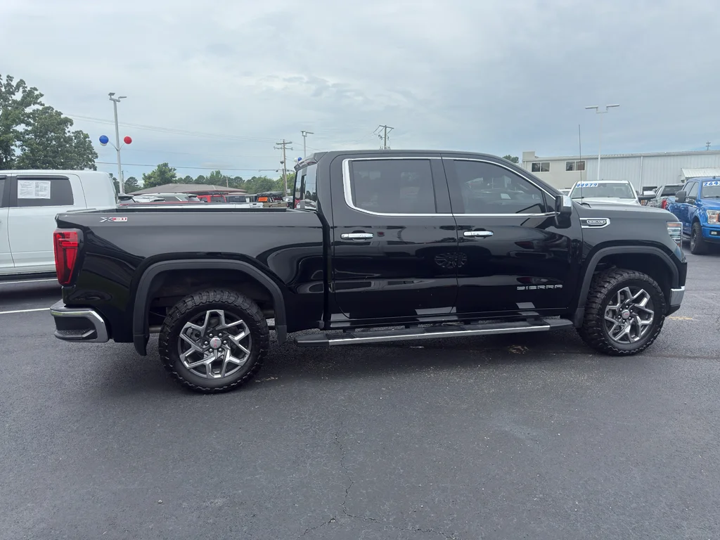 Used 2025 Onyx Black GMC SLT image 4