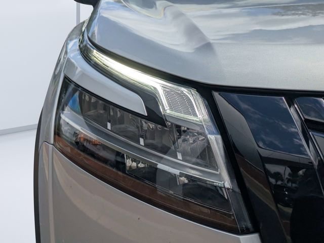 Used 2022 Silver Nissan SL image 9