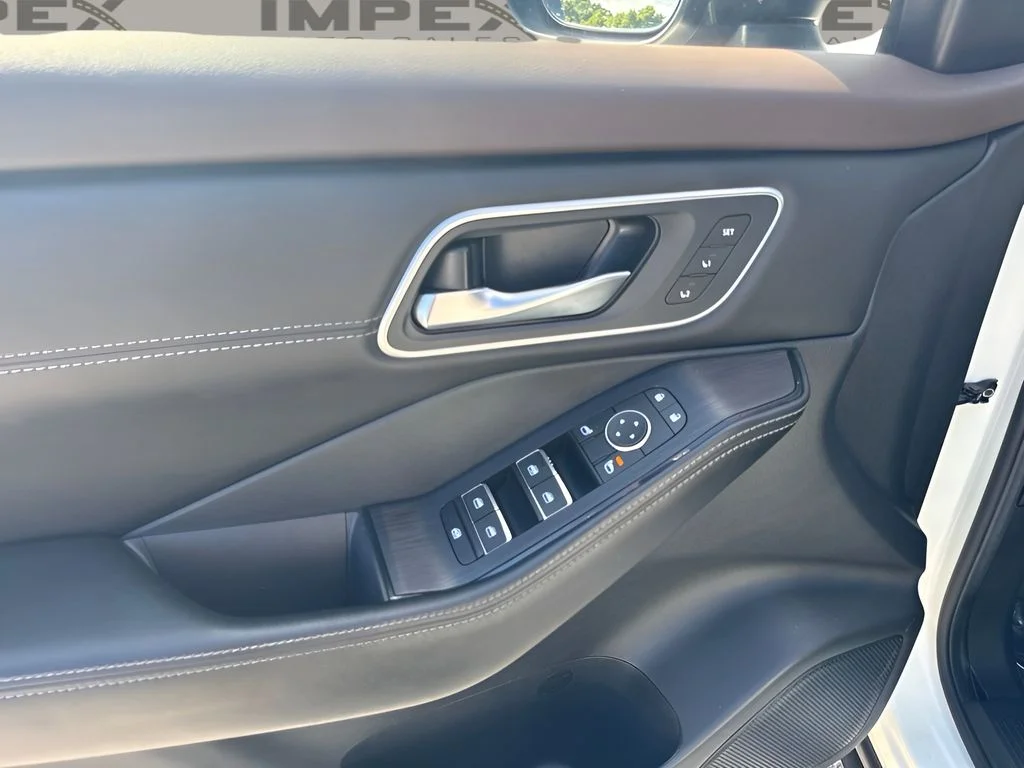 Used 2023 White Nissan Platinum image 23