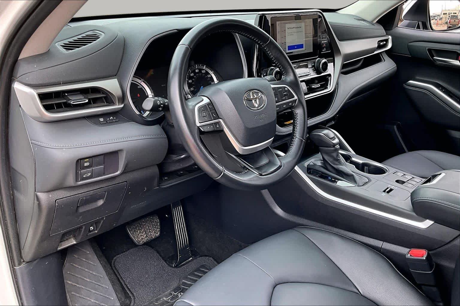Used 2025 Wind Chill Pearl Toyota Hybrid XLE image 17