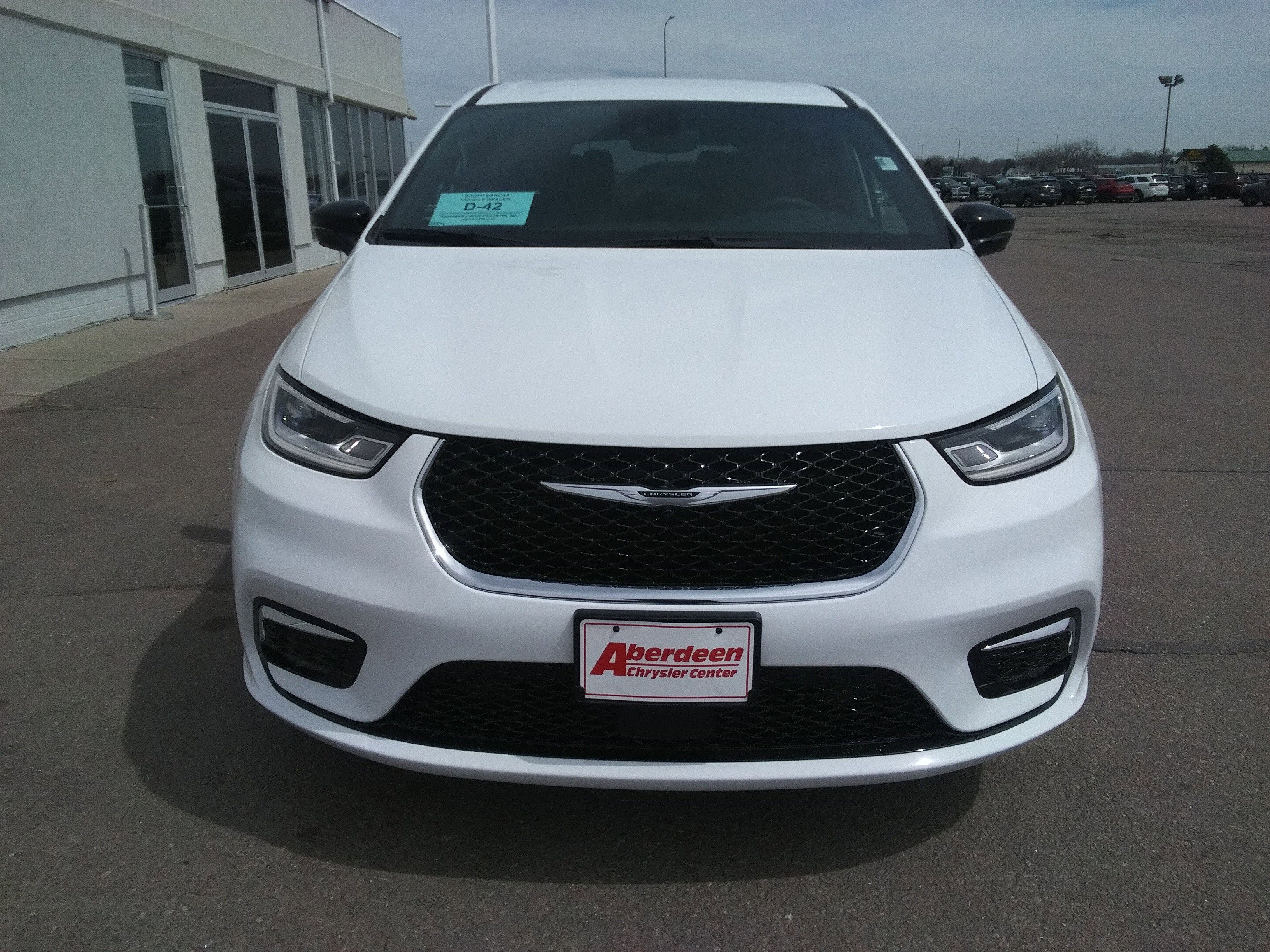 New 2026 Bright White Clear-Coat Exterior Paint Chrysler Select image 3