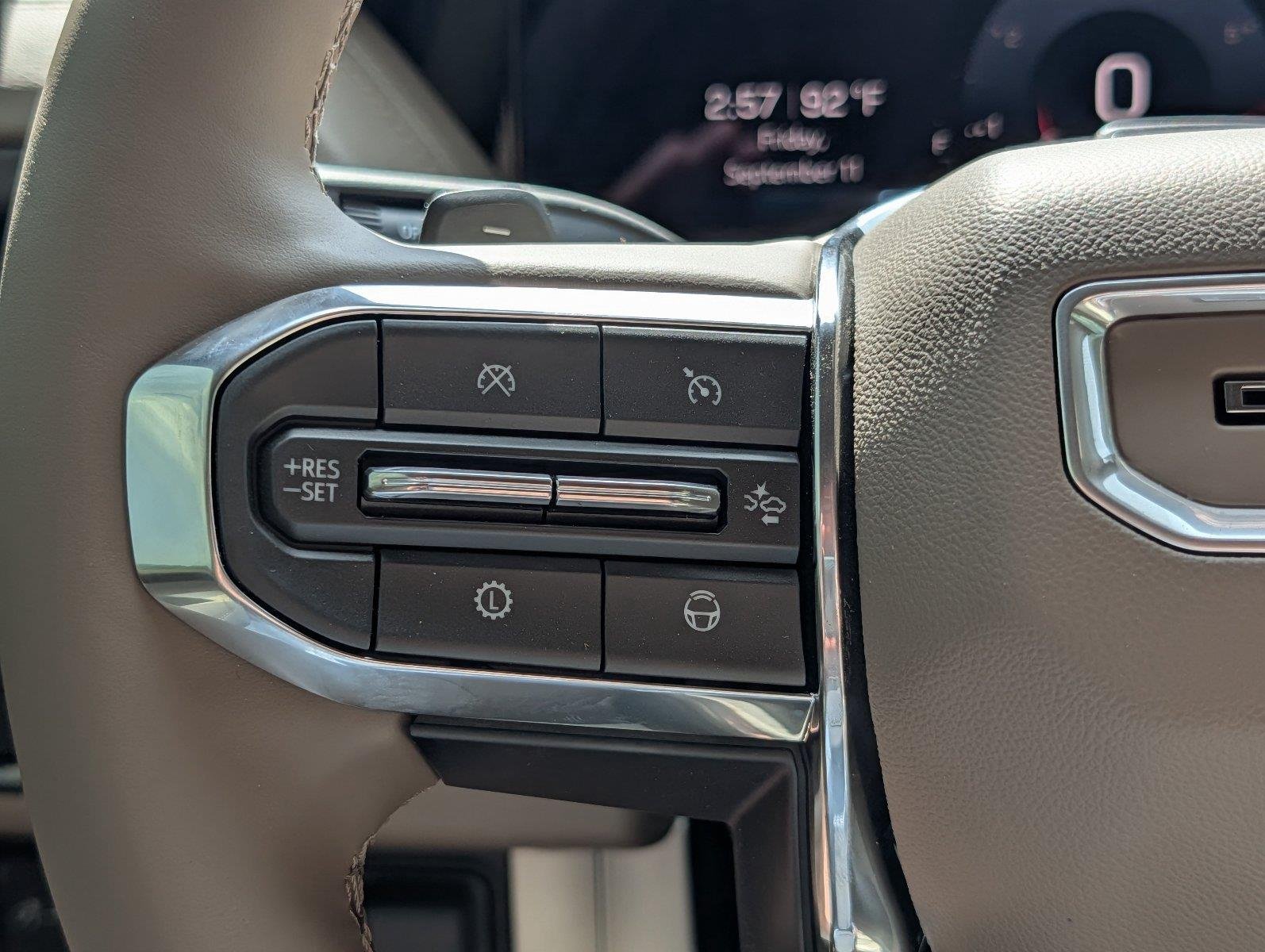 Used 2025 White Frost Tricoat GMC Denali image 21