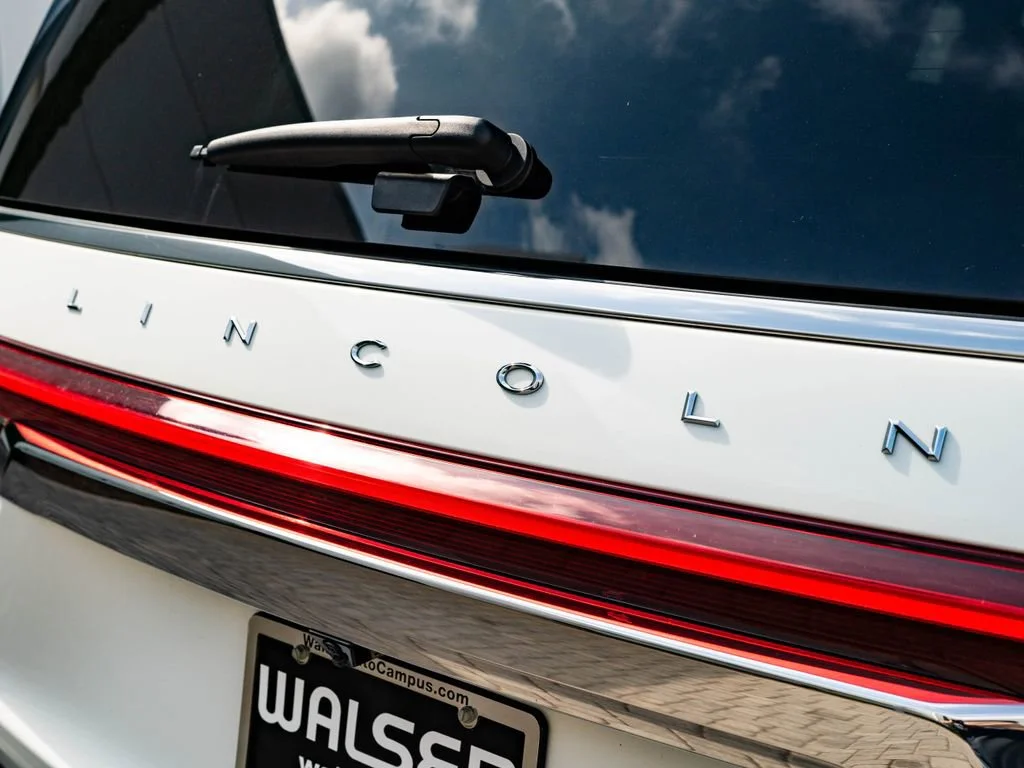 Used 2023 Pristine White Metallic Tri-Coat Lincoln Reserve image 18