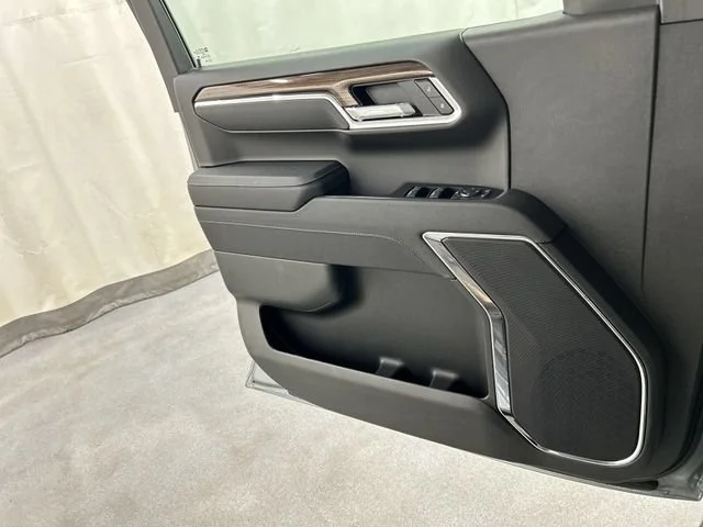 New 2026 Sterling Gray Metallic Chevrolet LT (2FL) image 21