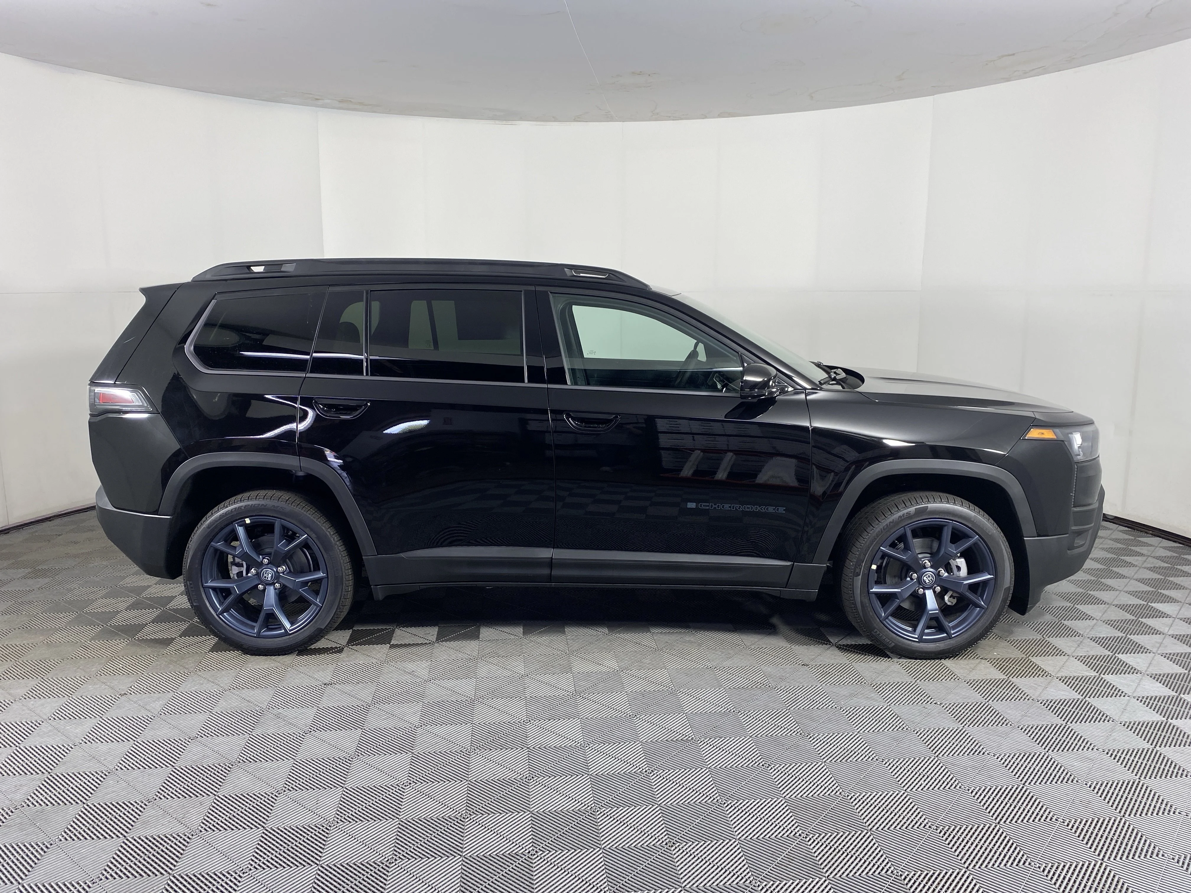 New 2026 Diamond Black Crystal Pearl-Coat Exterior Paint Jeep  image 6