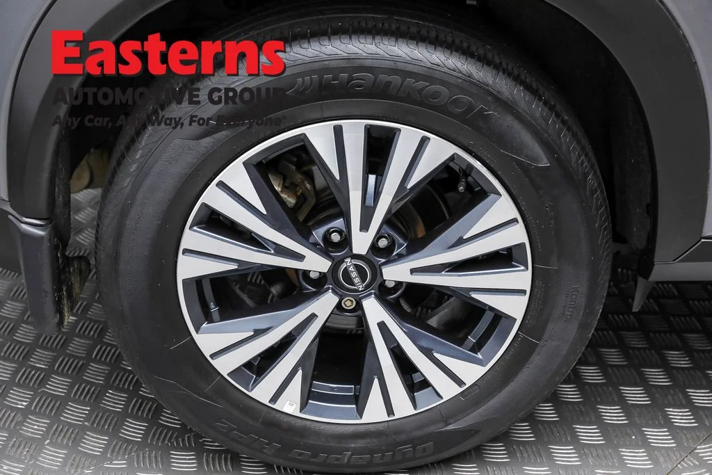 Used 2022 Gray Nissan SV image 28