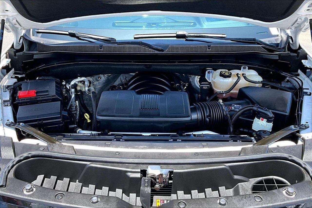 Used 2023 Iridescent Pearl Tricoat Chevrolet 4WD High Country image 32