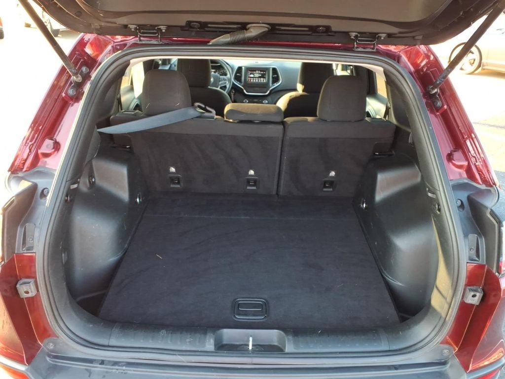 Used 2019 Velvet Red Pearlcoat Jeep Latitude image 10