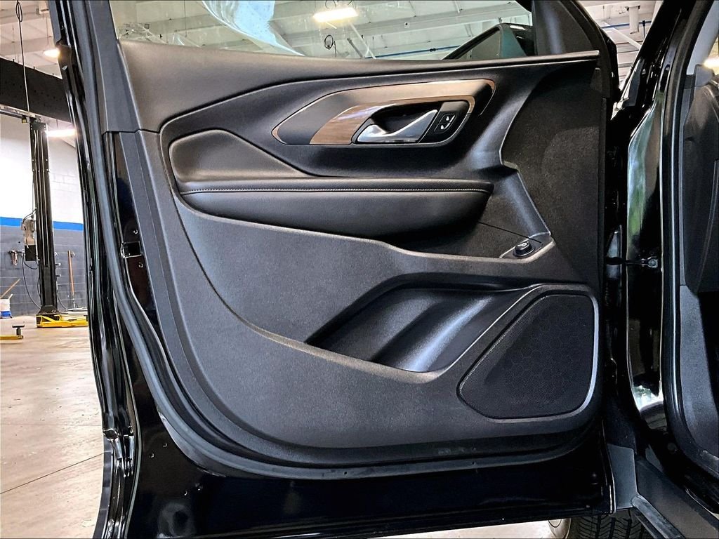 Used 2021 Black GMC SLE image 9