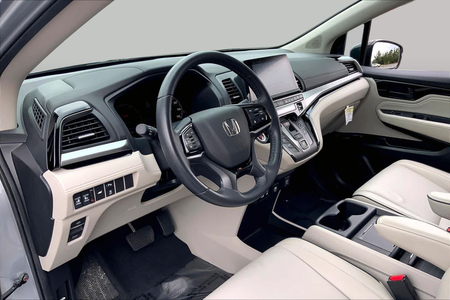 Used 2025 Solar Silver Metallic Honda Touring image 17