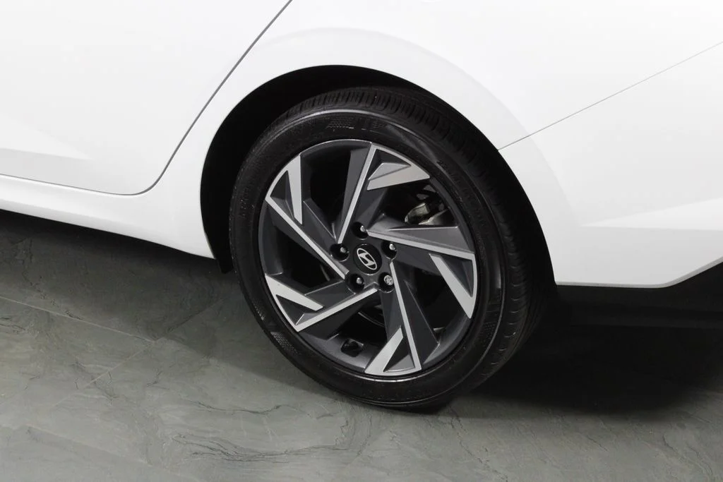 Used 2025 White Hyundai SEL Sport image 15